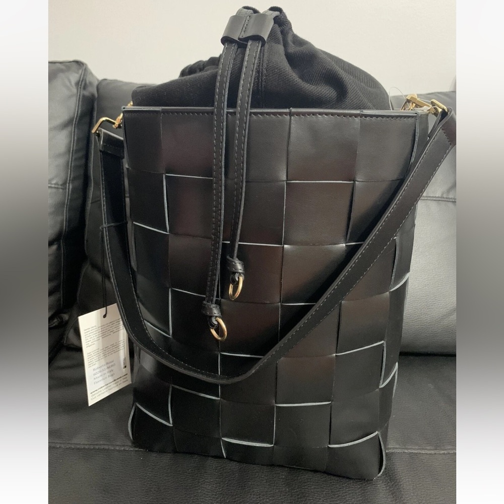 ROBERTA ROSSI Elegant Black Woven Bucket Bag